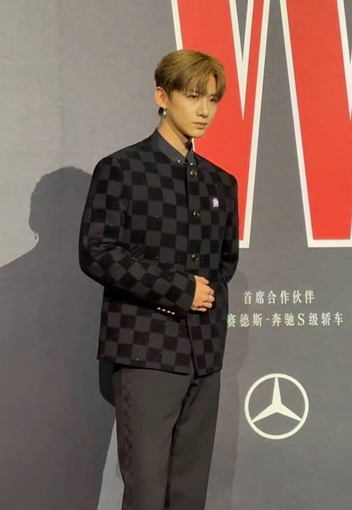 58配资 上海这一夜，妖艳热巴杨幂败给全“裹”出镜的宋佳